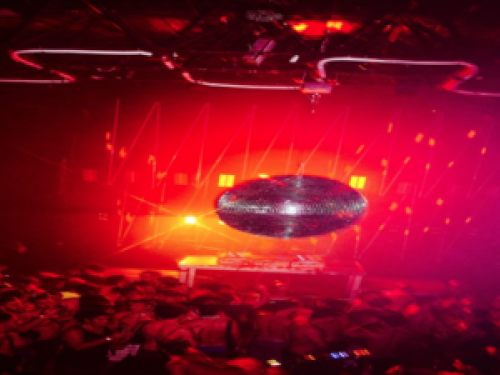 Imagem de um globo dentro de uma boate 