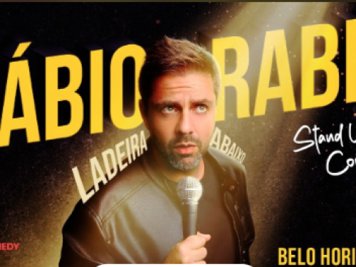 Imagem de um homem segurando um microfone e olhando para cima 