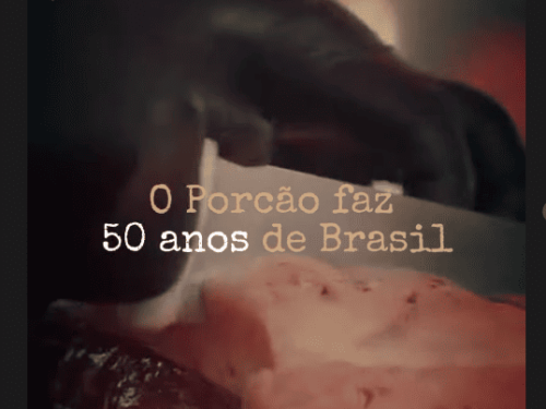 Imagem de carne crua sendo cortada com frase "O Porcão faz 50 anos de Brasil"