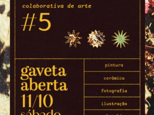 Pôster de divulgação na cor marrom e fundo floral, contendo o nome da feira colaborativa de arte, na sua #5 edição, gaveta aberta, na data 11/10, sábado, 12h as 19h. Pintura, fotografia, ilustração, ceramica, brechó & drinks.