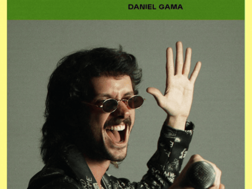 Homem gritando com óculos escuro e jaqueta de couro