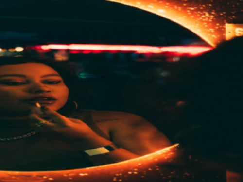 Imagem ilustrativa de uma mulher na frente do espelho passando batom 