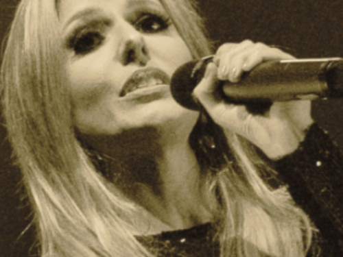 Imagem preto e branco com uma mulher com o microfone nas mãos 