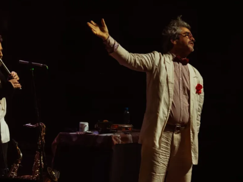 um homem falando com o público