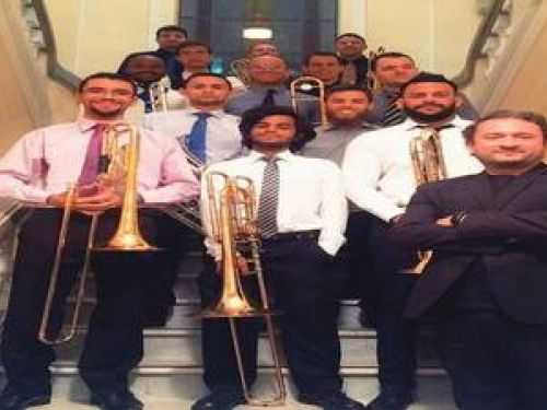 Imagem ilustrativa de um grupo de trompetistas fazendo pose para a foto 