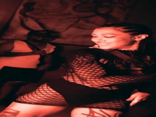 Imagem de uma mulher dançando 