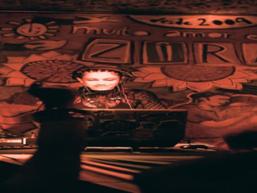 Imagem de uma mulher tocando uma DDJ 