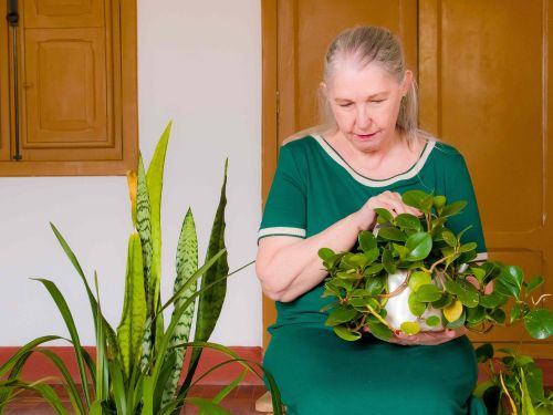 Senhora com olhar pensativo
