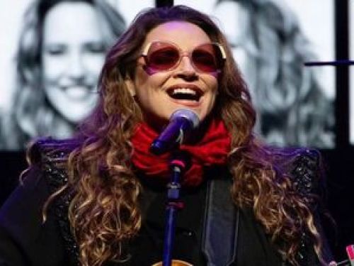 Imagem real de Ana cantando no palco 