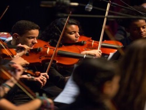 Imagem real de crianças tocando violino 