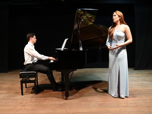 Segunda Musical na Assembleia do Dia 24 de Novembro: Fotografia de homem tocando piano e mulher cantando