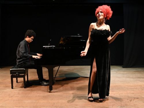 Segunda Musical na Assembleia do Dia 24 de Novembro: Fotografia de homem tocando piano e mulher cantando