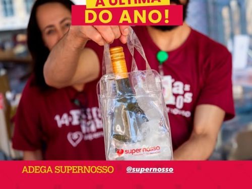 Feirinha Aproxima "A última do ano" - Poster com fotografia de um homem e uma mulher, ambos com camisa vermelha, oferecendo uma garrafa de vinho