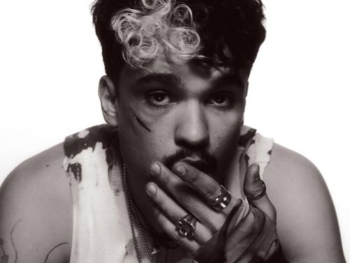 Foto em preto e branco do artista Marcelo Tofani 