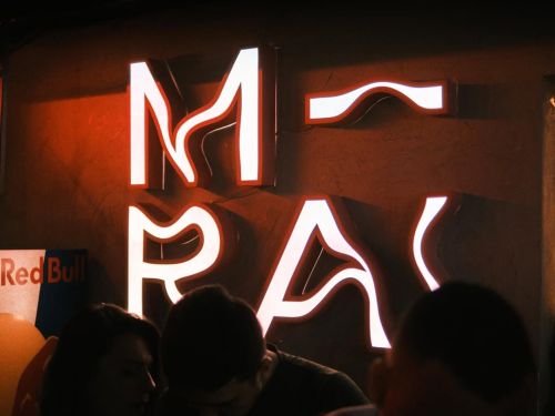 Imagem de um letreiro colorido, com o nome MIRA escrito