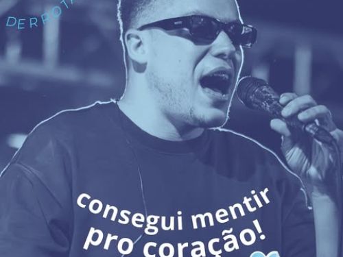 Imagem com o filtro azulado, com um homem cantando e a frase "Conseguir mentir por coração"