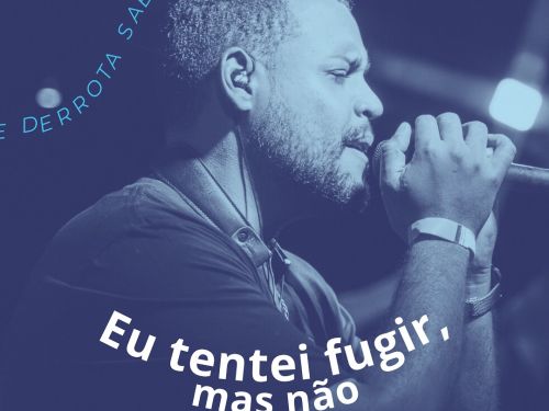 Imagem com o filtro azulado, com um homem cantando e a frase " Eu tentei fugir, mas nao"