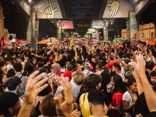 Foto divulgação mostrando as pessoas ocupando em baixo do viaduto Santa Tereza