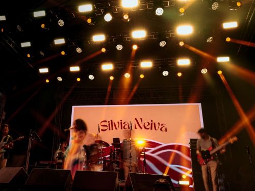 um palco de show com pessoas se apresentando 