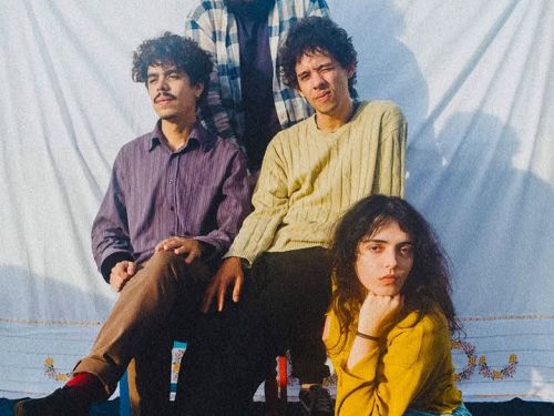 Fotografia da banda - 4 integrantes no fundo branco