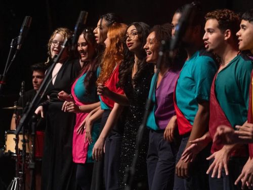 A foto mostra o coral Juvenil, Coral Infantojuvenil e Coral Jovem Sesc no palco.