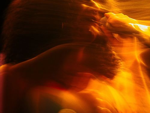 uma mulher cantando com foto embaçada efeito fotográfico