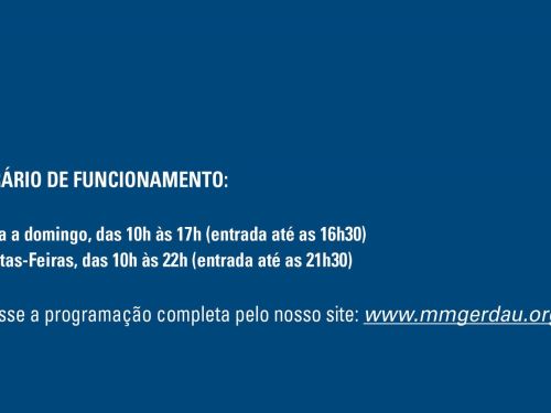 Fundo azul com informações sobre o horário de funcionamento do museu. O texto diz que o museu abre de terça a domingo, das 10h às 17h, e nas quintas-feiras das 10h às 22h. Há também o site do museu: www.mmgerdau.org.br . 