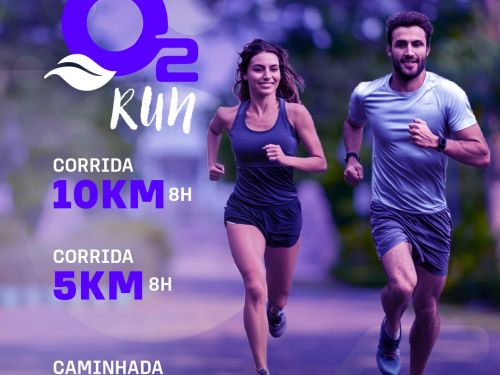 Imagem de duas pessoas correndo em uma praça