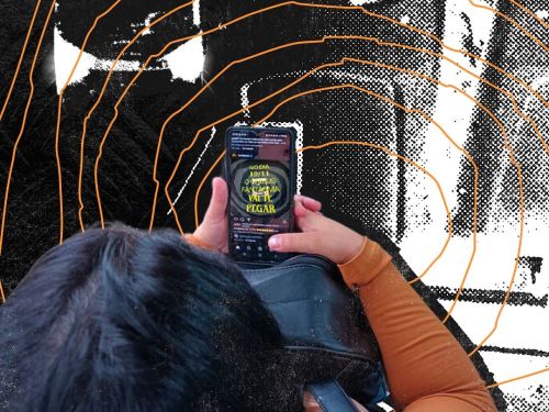 Imagem de uma pessoa segurando o telefone, com o flyer da festa na tela 