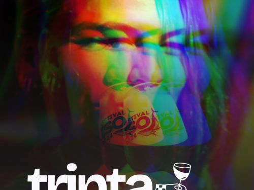 Imagem com um filtro colorido, uma mulher de fundo tomando a cerveja do Festival