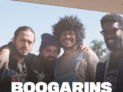 Cartaz divulgação com foto da banda Boogarins.