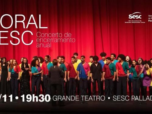 A foto mostra o coral Juvenil, Coral Infantojuvenil e Coral Jovem Sesc no palco com fundo vermelho.