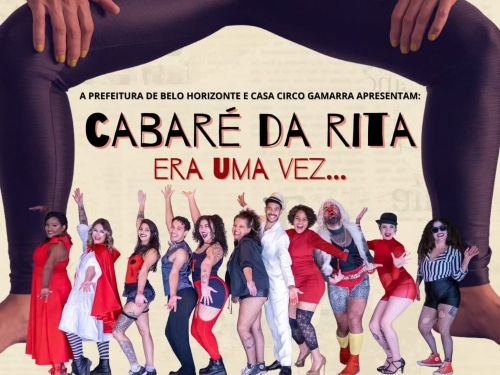 um homem com pernas abertas no cartas com vários personagens no meio
