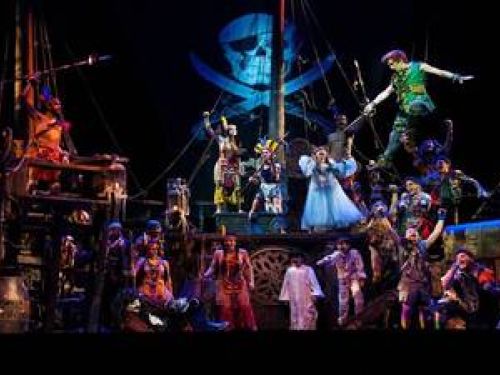 Imagem real de um grupo musical em cima do palco apresentando 