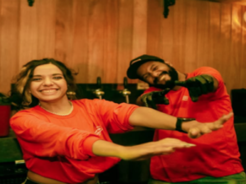 Imagem real de uma mulher e um homem estendendo as mãos 