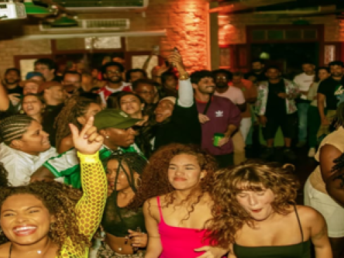 Imagem real de um grupo de pessoas dançando 