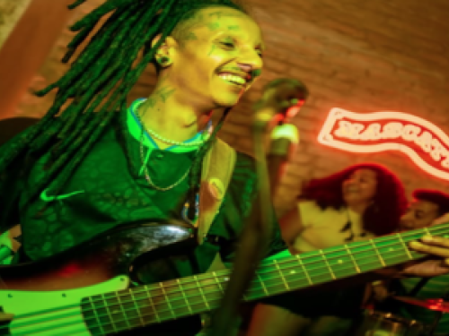 Imagem real de um homem tocando guitarra 