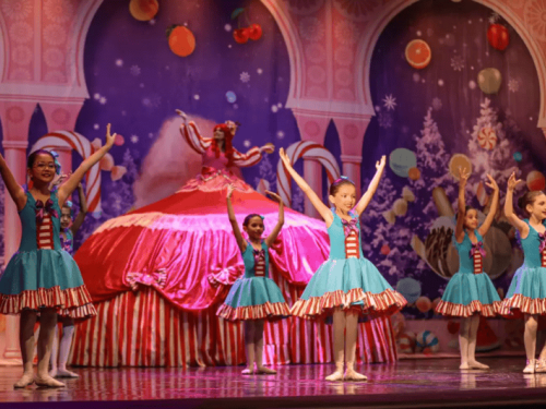 Várias crianças com roupas coloridas 