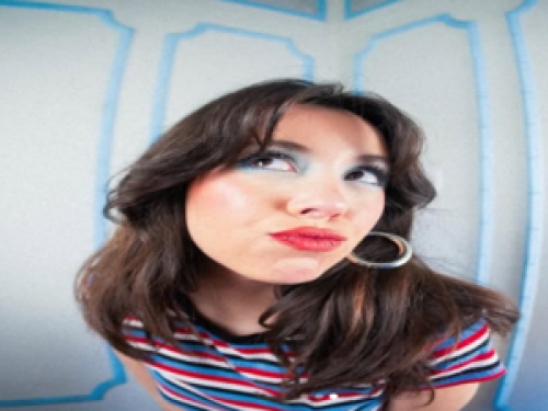 Imagem real de uma menina fazendo bico para foto 