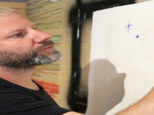 Imagem real de um homem pintando o quadro o artista da obra 