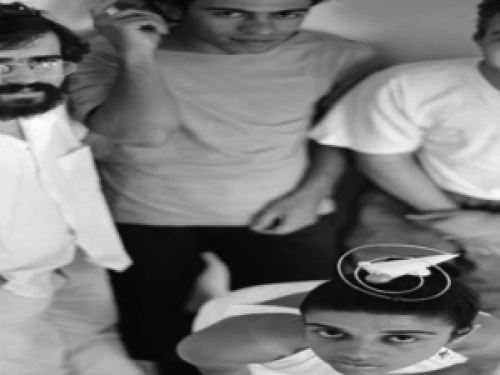 Imagem de três pessoas em preto e branco 