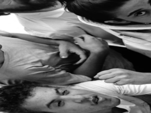 Imagem de três pessoas em preto e branco 