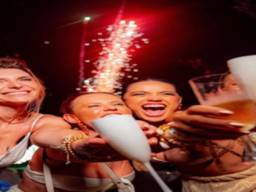 Imagem real de três mulheres comemorando 