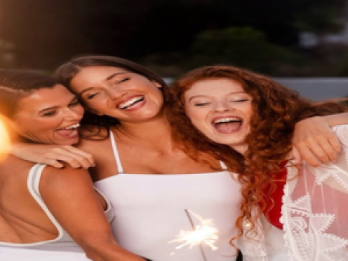 Imagem real de três mulheres se abrançando 