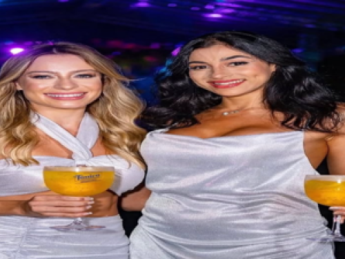 Imagem real de duas mulheres posando para foto 