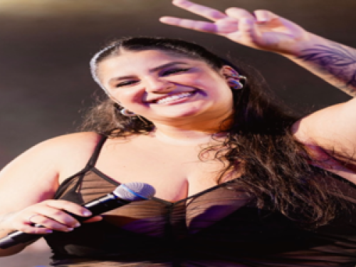 Imagem de uma mulher fazendo o 2 com as mãos 