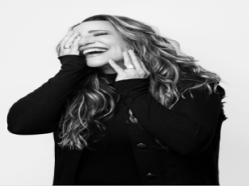 Imagem real de Ana sorrindo para foto 