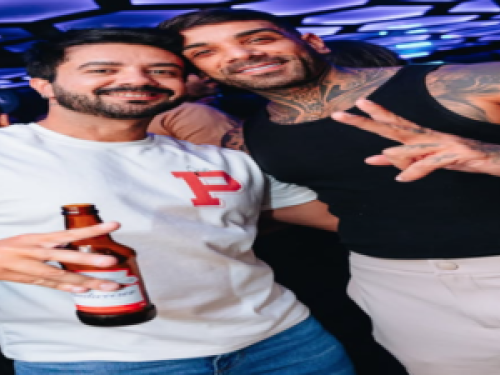 Imagem real de dois homens posando para foto 