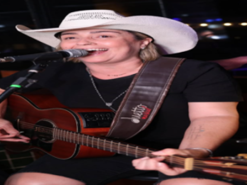 Imagem real de uma mulher tocando violão 