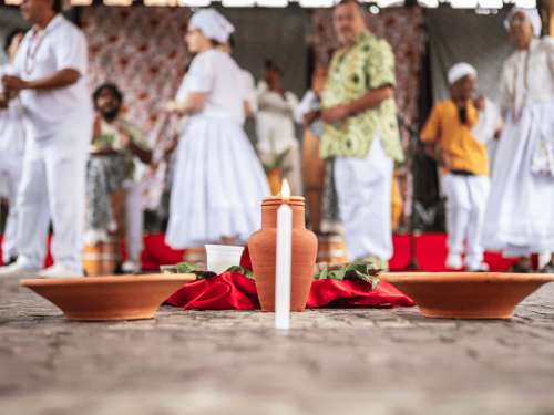 Homens e mulheres em trajes umbandistas 